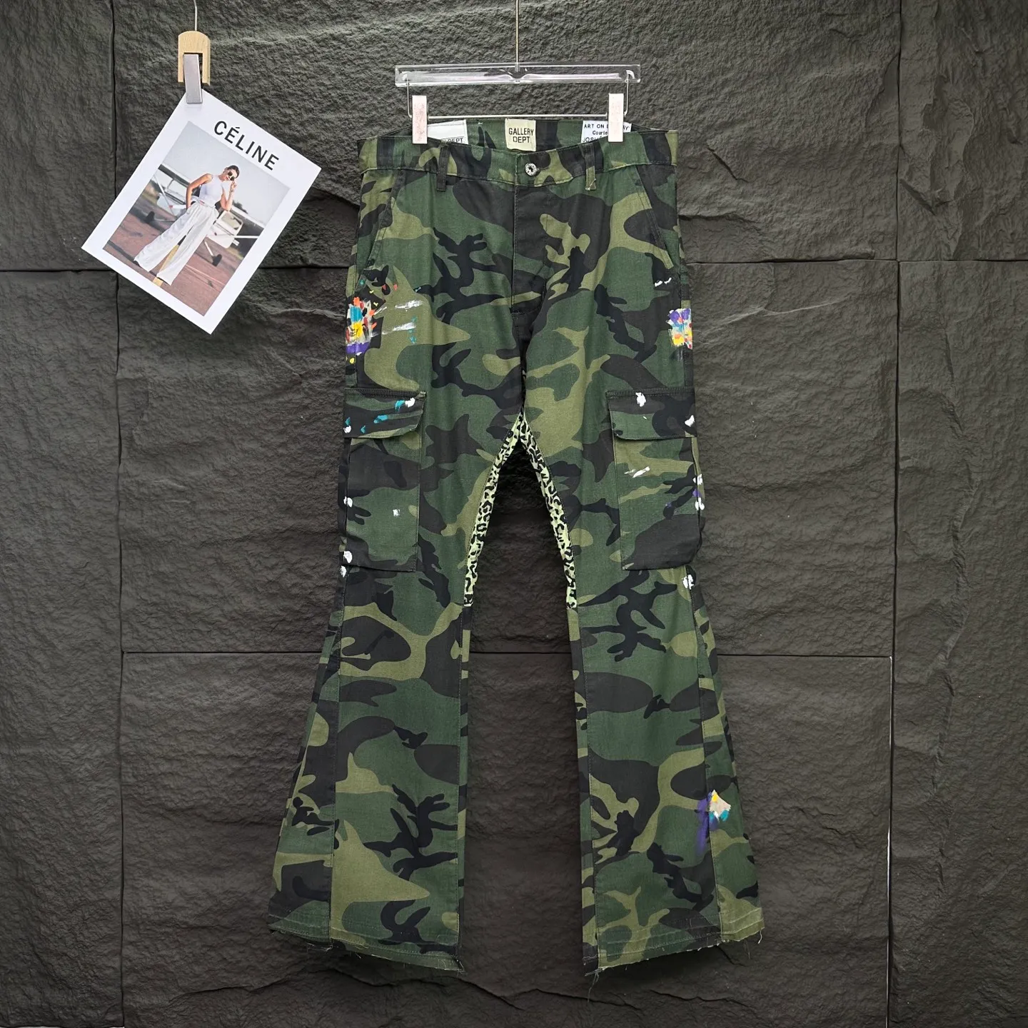 P250 GALLERY DEPT. 2025 new camouflage patchwork hand-painted multi-pocket couple style loose bootcut jeans 🔥High version🔥High version🔥Top ceiling quality Styles with different washed textures, very friendly to people with thin legs and thick legs, the bootcut version is very flattering to the leg shape Moderate length that never goes out of style, easy to match with casually, basic styling for various styles, a must-have in the wardrobe! The fabric is stiff but also makes the upper body soft without losing texture. The washing process is even more perfect. It is a must-have item for everyone! ! ! Washed wheat, hang tag, pants label, complete with three labels Color: camouflage green Size: 28, 30, 32, 34, 36 (five sizes)